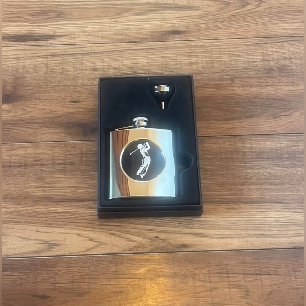 Source Unknown Silver Flask Set with Golfer Design
